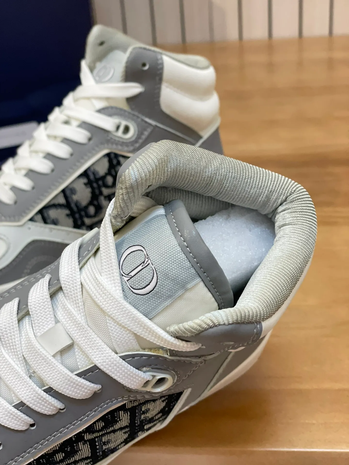 Men's shoes: 💰P460¥ Product trademark: Dior* "Dior*" high-top casual shoes Regular size: 38-44 (can be customized to 45.46) Product materials: Upper imported cowhide stitched with original fabric, breathable lining, original outsole. Number: 1006